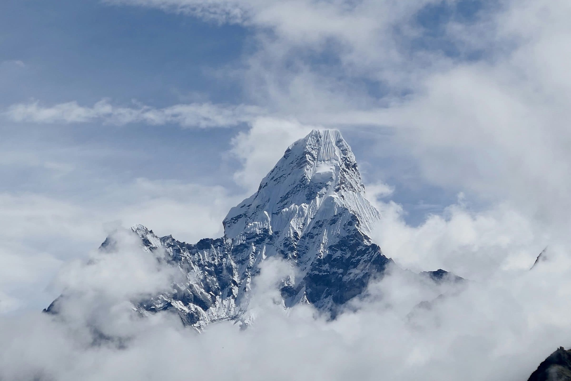 Ama Dablam in de Himalaya, de achtergrondfoto van Altitude Dream